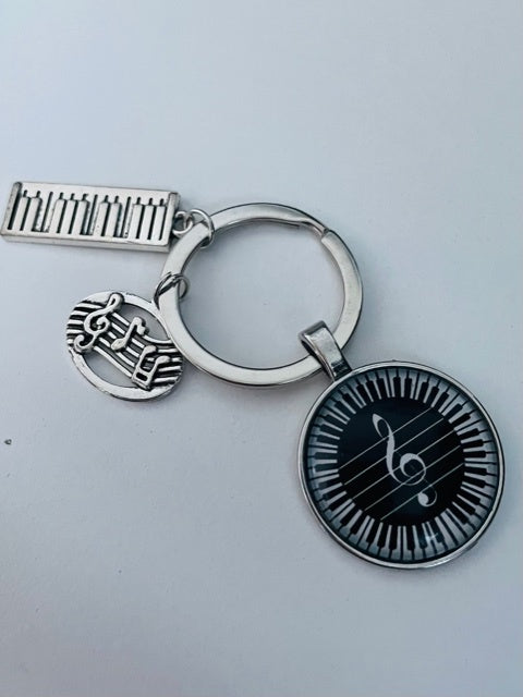Treble Clef Keyring with Keyboard and Pendants